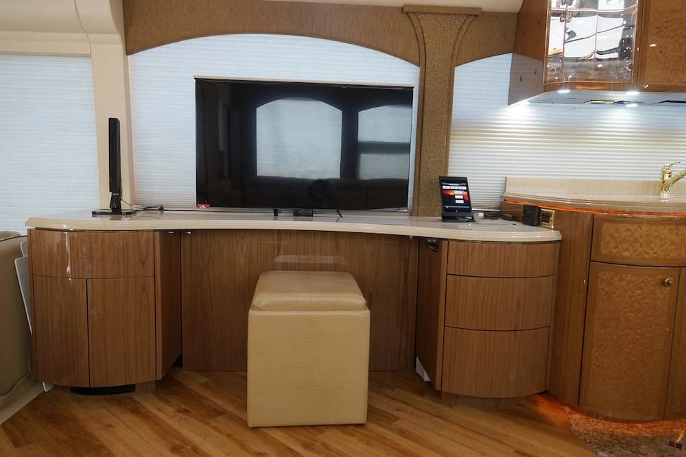 2009 Prevost Millennium H3-45 Motorhome - Image 3
