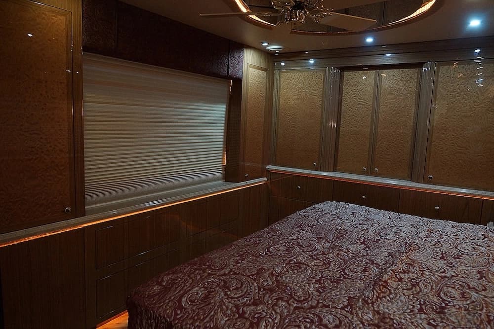 2009 Prevost Millennium H3-45 Motorhome - Image 9