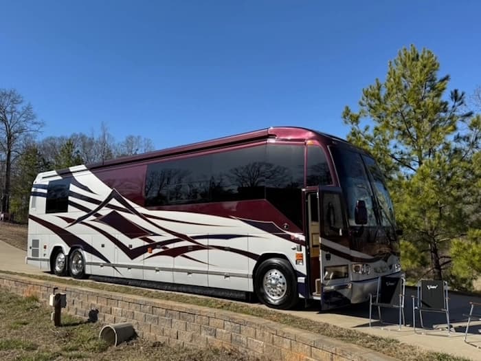 2010 Prevost Featherlite H3-45 Motorhome - Image 2
