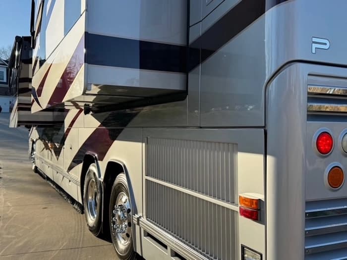 2010 Prevost Featherlite H3-45 Motorhome - Image 11