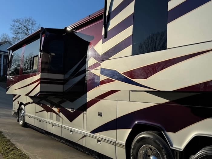 2010 Prevost Featherlite H3-45 Motorhome - Image 12