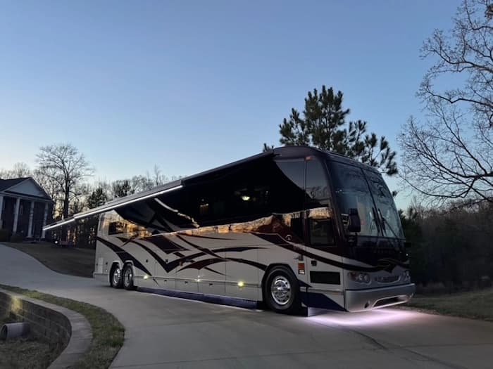 2010 Prevost Featherlite H3-45 Motorhome - Image 16