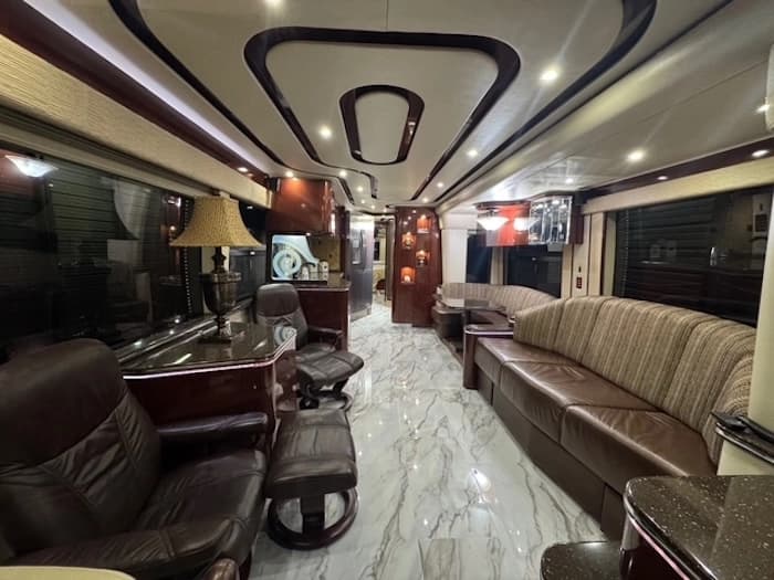 2010 Prevost Featherlite H3-45 Motorhome - Image 19