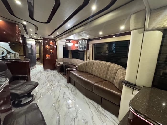 2010 Prevost Featherlite H3-45 Motorhome - Image 20