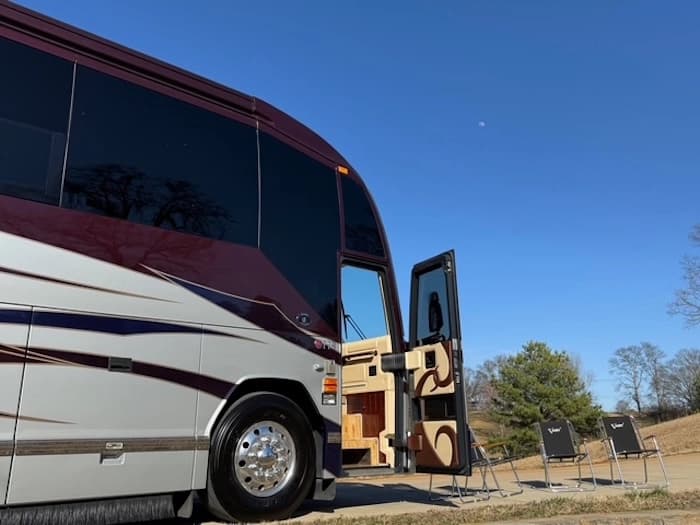 2010 Prevost Featherlite H3-45 Motorhome - Image 3