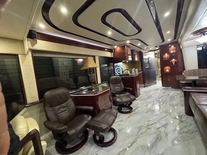 2010 Prevost Featherlite H3-45 Motorhome - Image 21