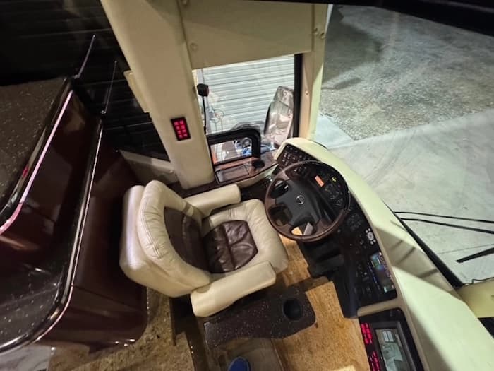2010 Prevost Featherlite H3-45 Motorhome - Image 22