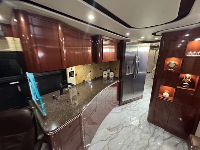 2010 Prevost Featherlite H3-45 Motorhome - Image 24
