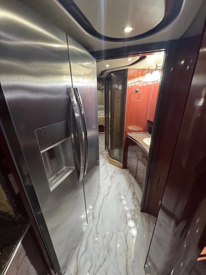 2010 Prevost Featherlite H3-45 Motorhome - Image 25