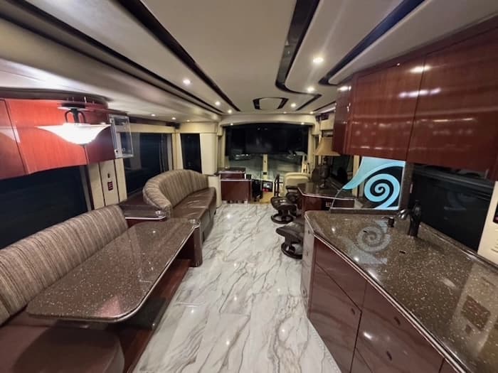2010 Prevost Featherlite H3-45 Motorhome - Image 26