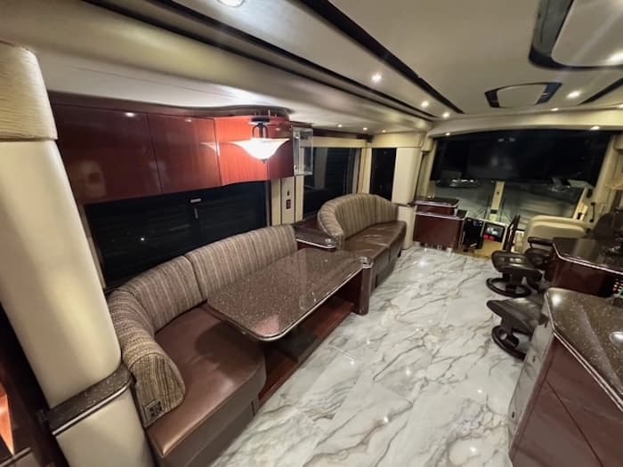 2010 Prevost Featherlite H3-45 Motorhome - Image 27