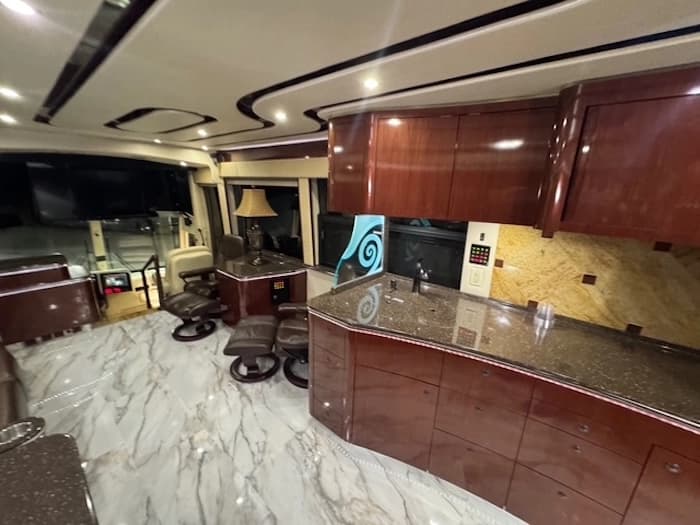 2010 Prevost Featherlite H3-45 Motorhome - Image 28