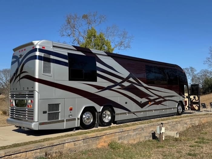 2010 Prevost Featherlite H3-45 Motorhome - Image 4