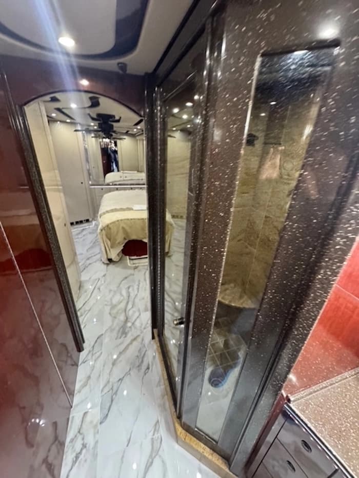 2010 Prevost Featherlite H3-45 Motorhome - Image 31
