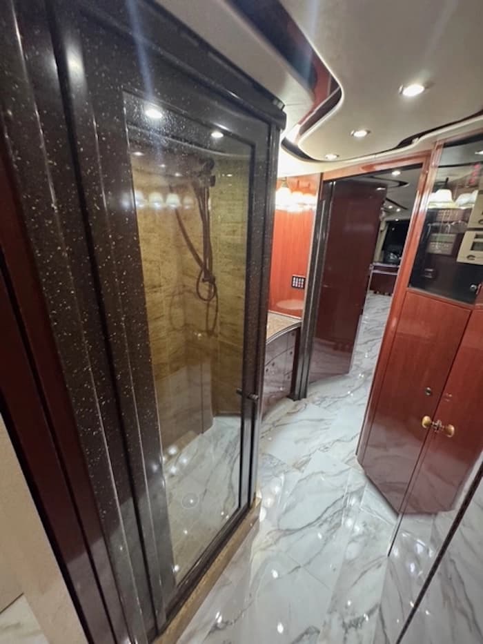 2010 Prevost Featherlite H3-45 Motorhome - Image 33