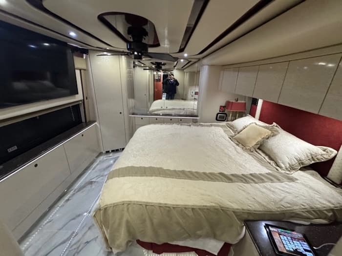 2010 Prevost Featherlite H3-45 Motorhome - Image 39