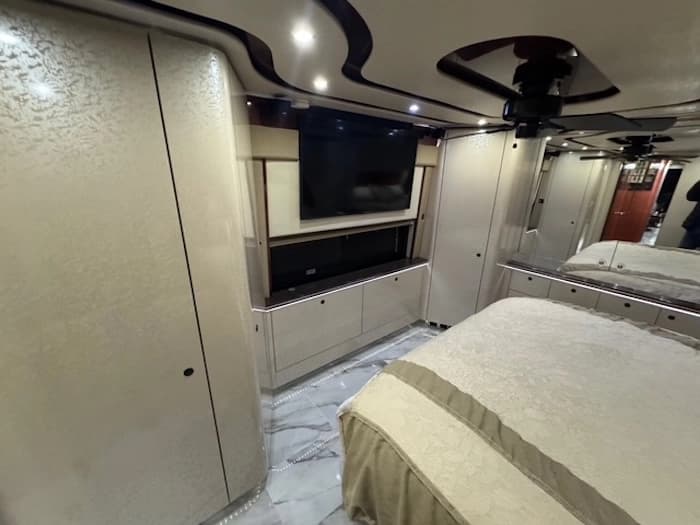 2010 Prevost Featherlite H3-45 Motorhome - Image 40