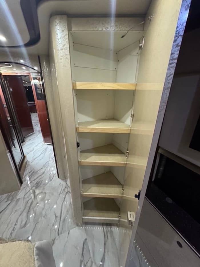 2010 Prevost Featherlite H3-45 Motorhome - Image 42