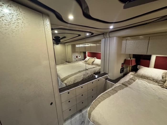 2010 Prevost Featherlite H3-45 Motorhome - Image 43
