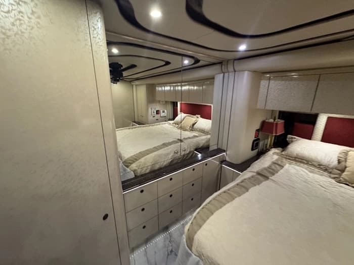 2010 Prevost Featherlite H3-45 Motorhome - Image 44