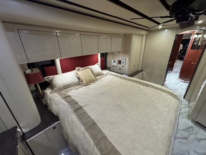 2010 Prevost Featherlite H3-45 Motorhome - Image 46