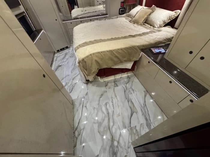2010 Prevost Featherlite H3-45 Motorhome - Image 47