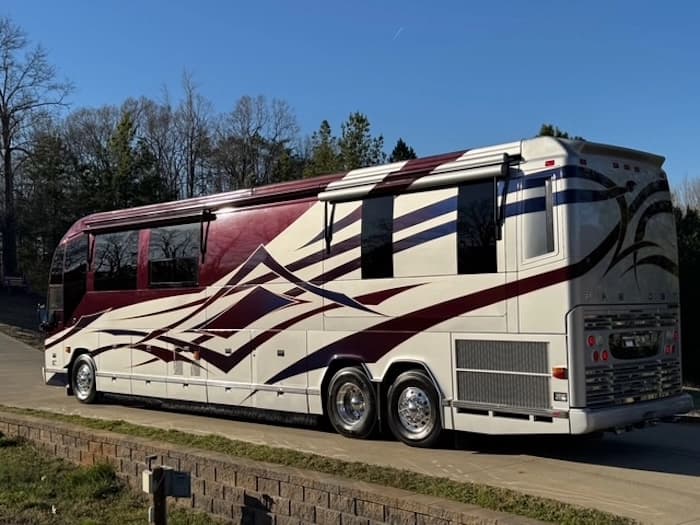 2010 Prevost Featherlite H3-45 Motorhome - Image 6