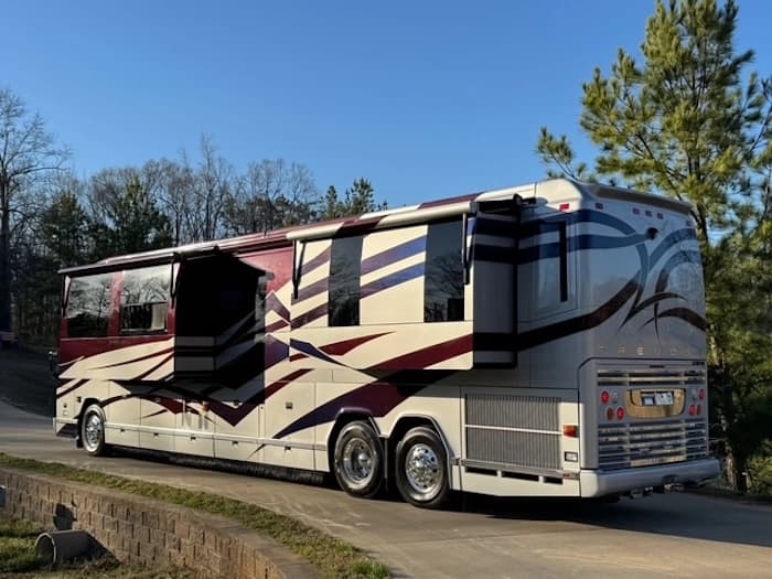 2010 Prevost Featherlite H3-45 Motorhome - Image 9