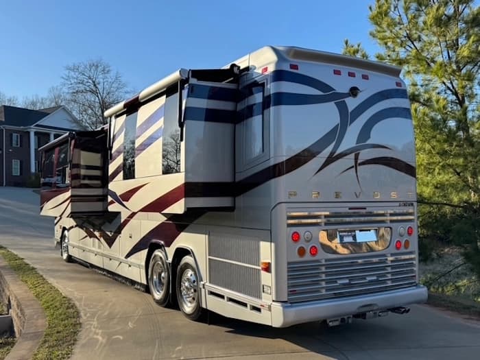2010 Prevost Featherlite H3-45 Motorhome - Image 10