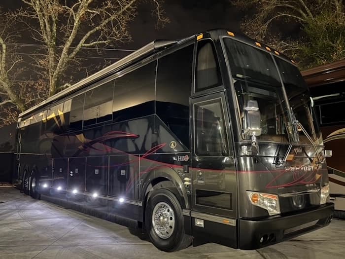 2009 Prevost Featherlite H3-45 Motorhome - Image 2
