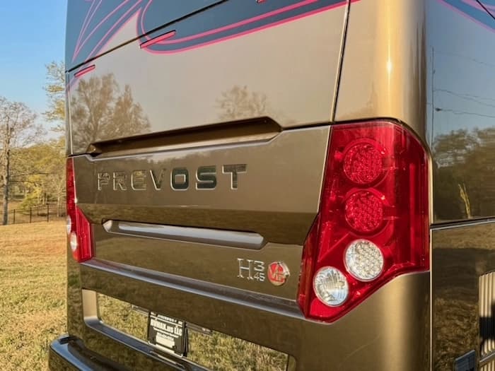 2009 Prevost Featherlite H3-45 Motorhome - Image 11