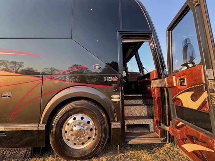 2009 Prevost Featherlite H3-45 Motorhome - Image 14