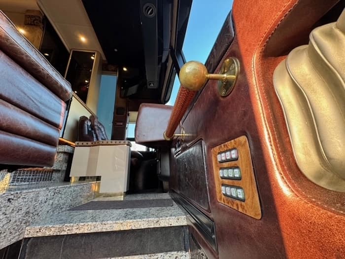 2009 Prevost Featherlite H3-45 Motorhome - Image 15