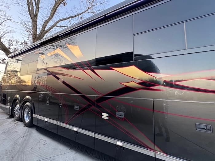 2009 Prevost Featherlite H3-45 Motorhome - Image 3