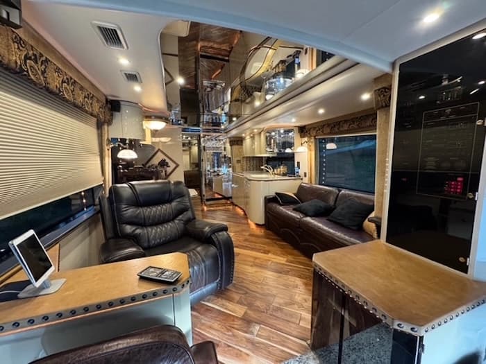 2009 Prevost Featherlite H3-45 Motorhome - Image 22
