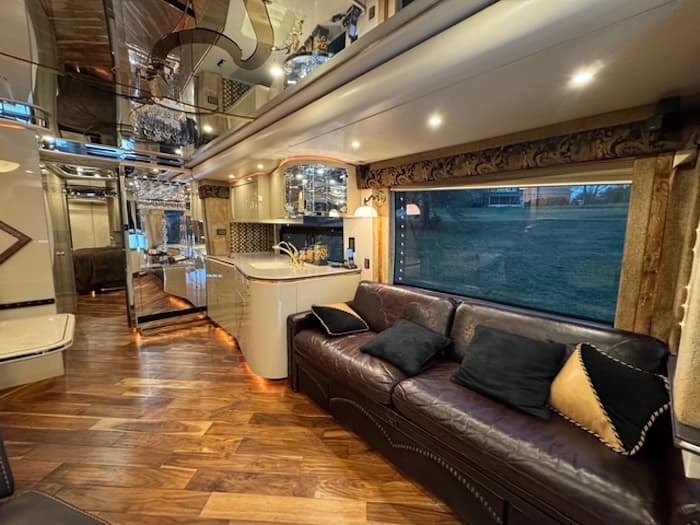 2009 Prevost Featherlite H3-45 Motorhome - Image 23