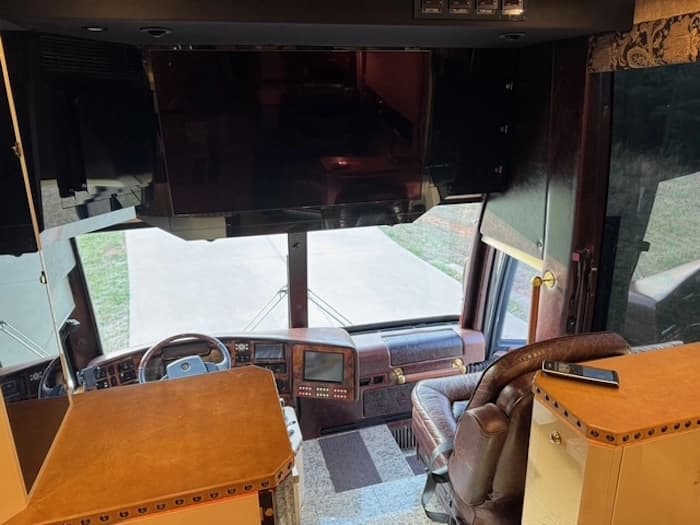 2009 Prevost Featherlite H3-45 Motorhome - Image 26