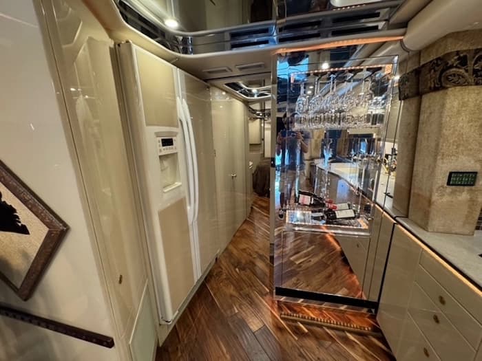 2009 Prevost Featherlite H3-45 Motorhome - Image 27