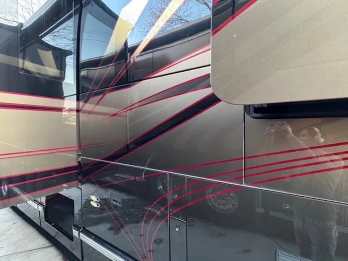 2009 Prevost Featherlite H3-45 Motorhome - Image 4