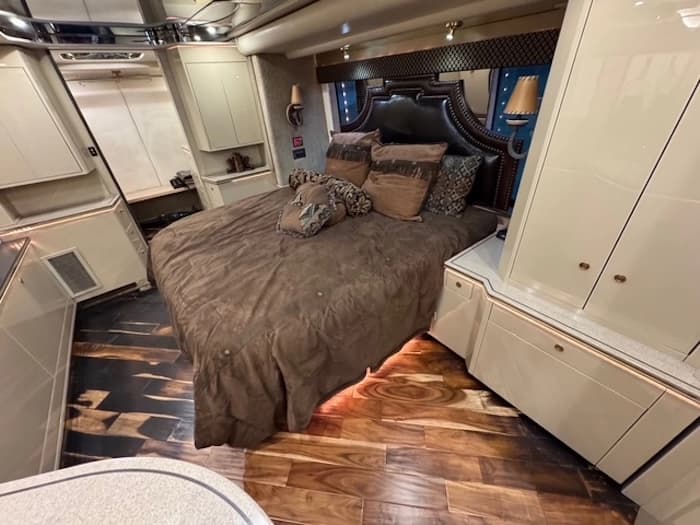 2009 Prevost Featherlite H3-45 Motorhome - Image 35