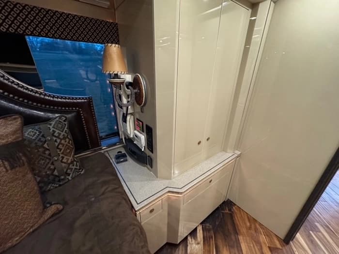 2009 Prevost Featherlite H3-45 Motorhome - Image 36