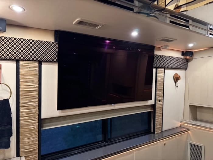 2009 Prevost Featherlite H3-45 Motorhome - Image 37
