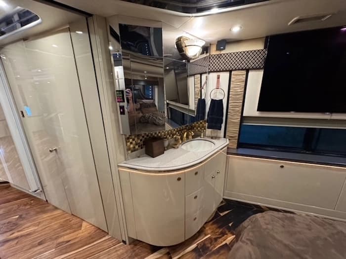 2009 Prevost Featherlite H3-45 Motorhome - Image 38
