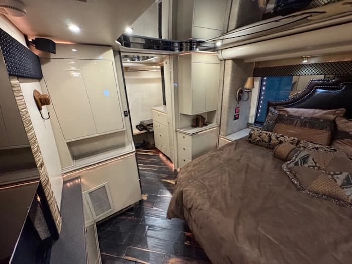 2009 Prevost Featherlite H3-45 Motorhome - Image 39