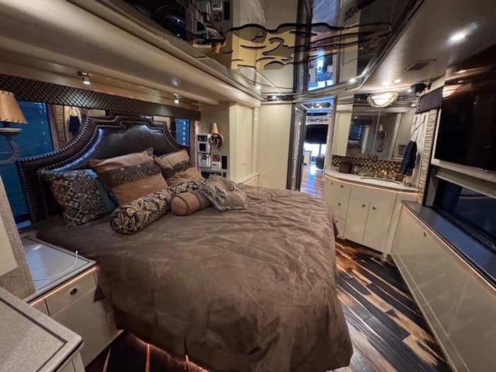 2009 Prevost Featherlite H3-45 Motorhome - Image 41