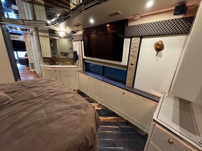 2009 Prevost Featherlite H3-45 Motorhome - Image 42