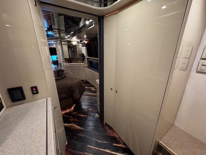 2009 Prevost Featherlite H3-45 Motorhome - Image 46