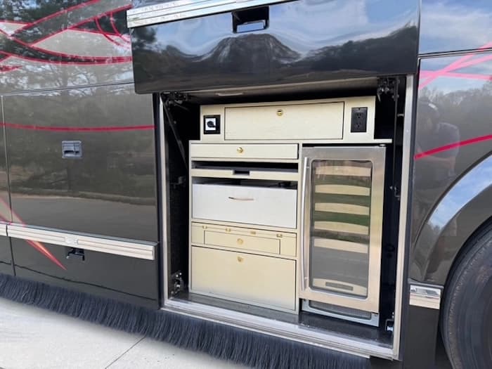 2009 Prevost Featherlite H3-45 Motorhome - Image 47