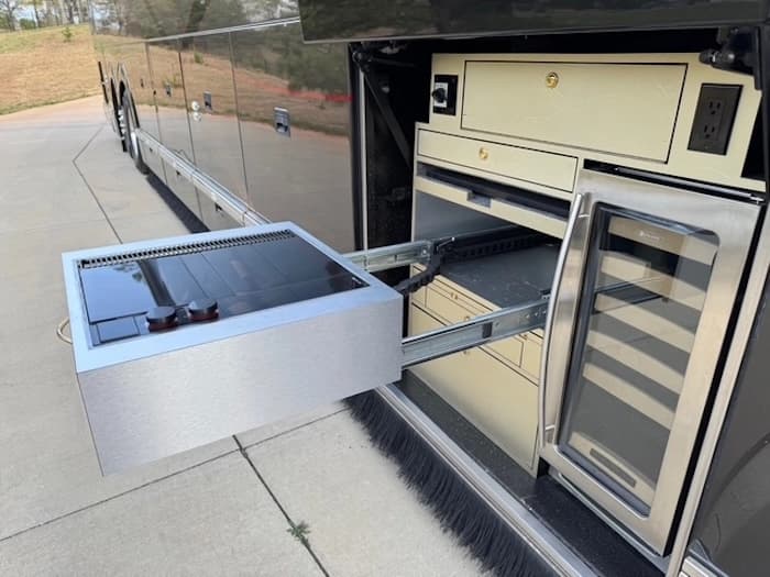 2009 Prevost Featherlite H3-45 Motorhome - Image 48
