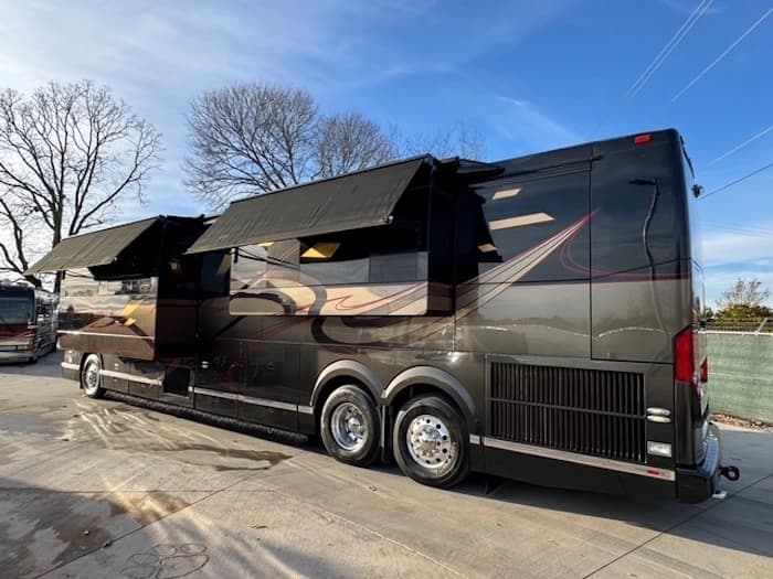 2009 Prevost Featherlite H3-45 Motorhome - Image 6